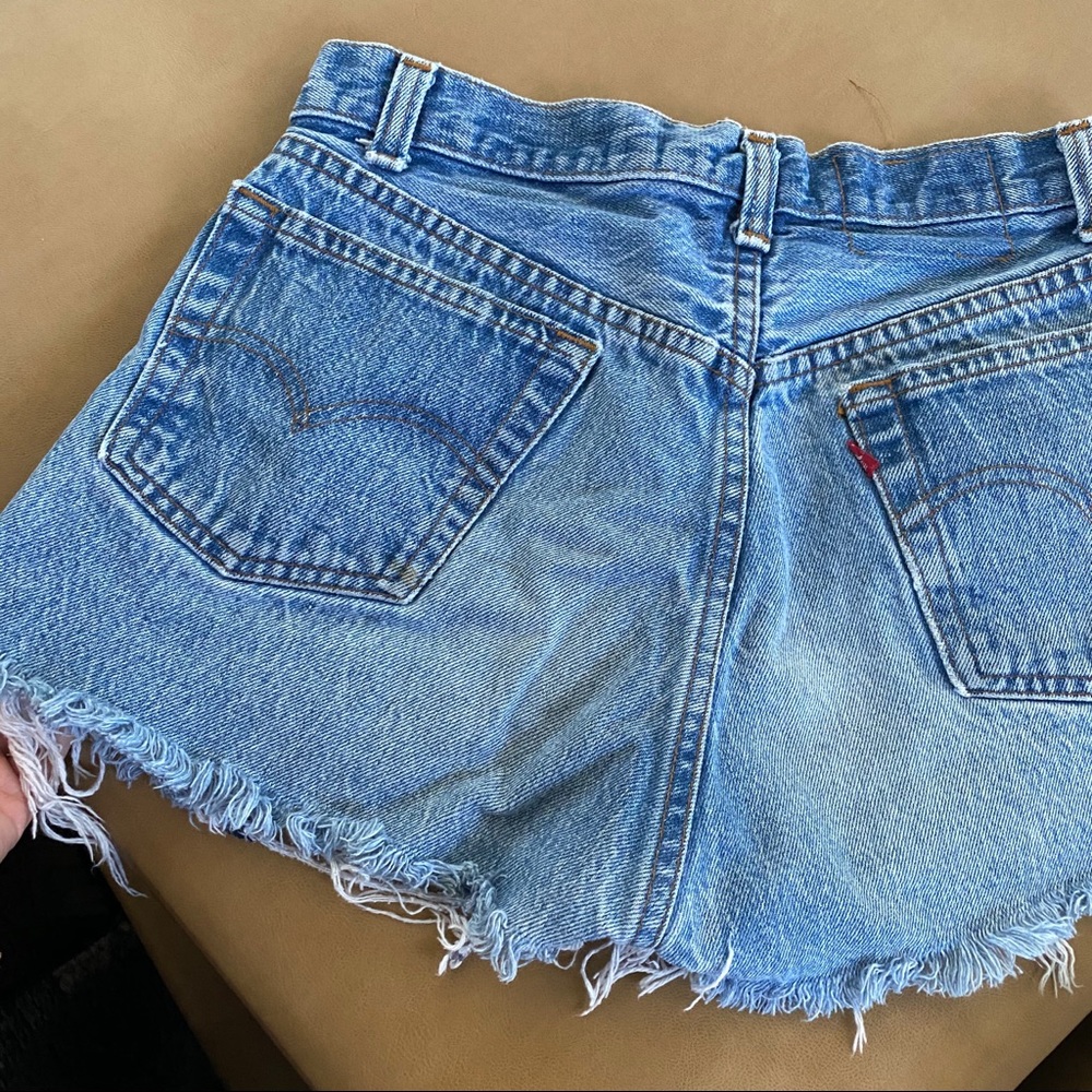 Vintage distressed Levi’s shorts - Picture 6 of 9